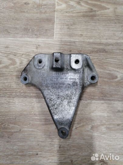 Кронштейн кпп левый Volkswagen Passat