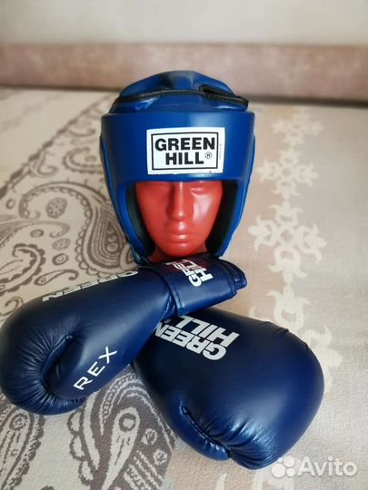 Боксерские перчатки и шлем