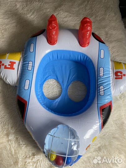 Надувной самолет с ножками