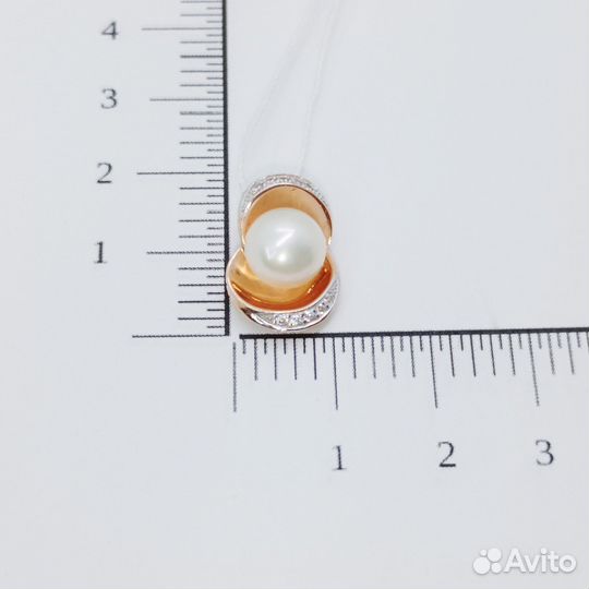 Золотая подвеска с камнем