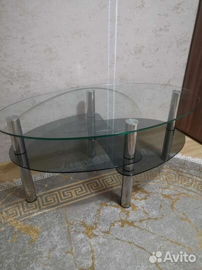 Стеклянный столик