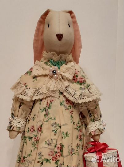 Кукла интерьерная тряпичная Зайчиха с тортом