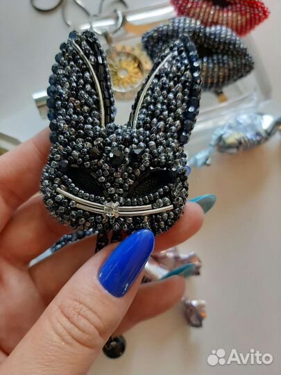 Брошь Маска бисер