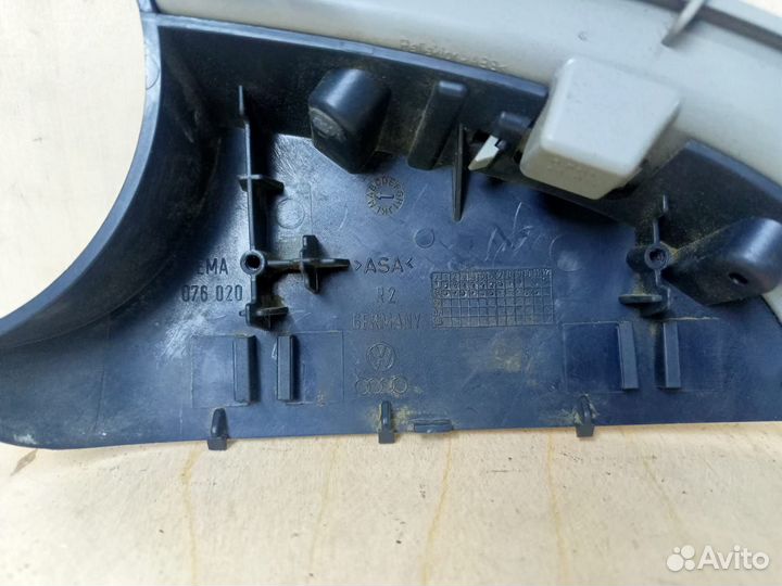 Поворотник в зеркало правый Volkswagen Jetta (MK5)