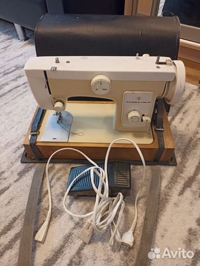 Швейная машинка с электропедалью