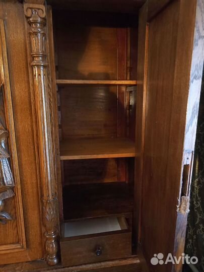 Старинный дубовый высокий шкаф