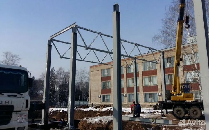 Производство металлоконструкций. Цех. Сварщики