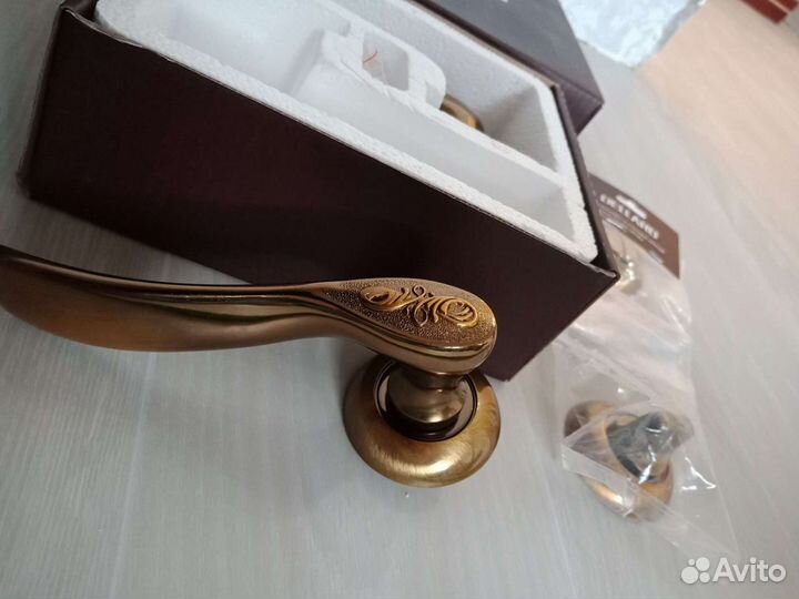 Ручки дверные +защелки