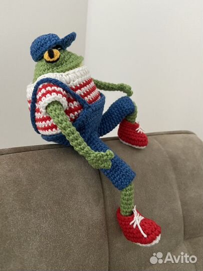 Интерьерная Вязаная игрушка лягушка в одежде