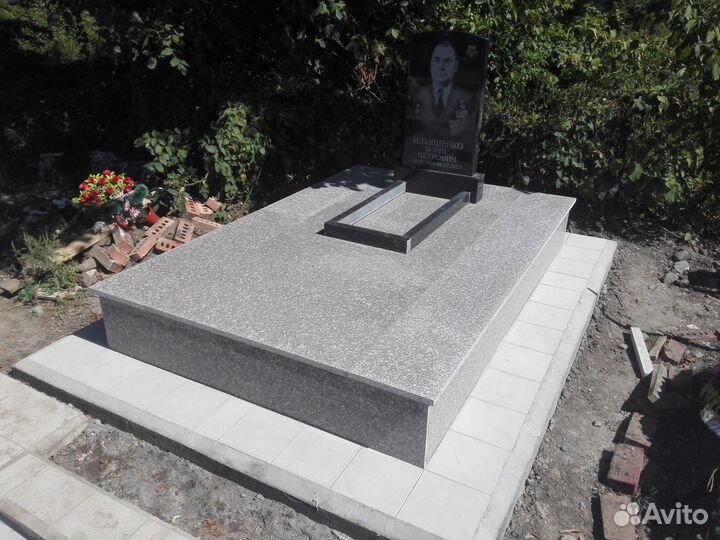 Работы на кладбище. Памятники