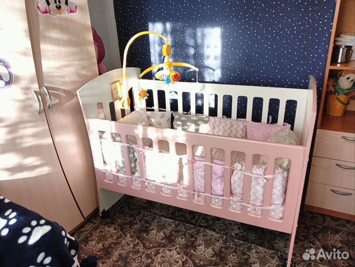 Детская кроватка с маятником