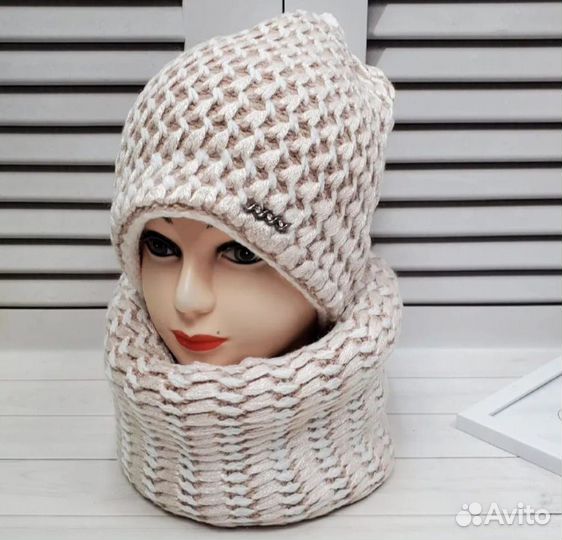 Женский вязаный комплект