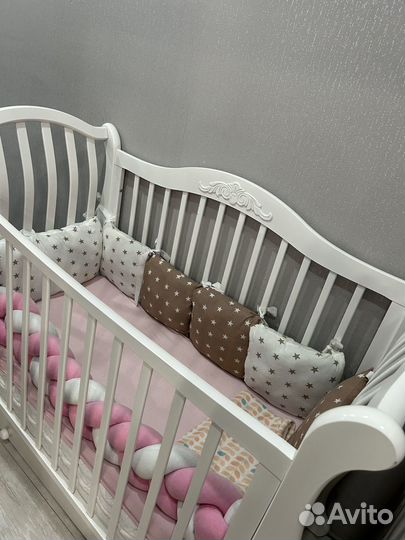 Детская кроватка с маятником и ящиком