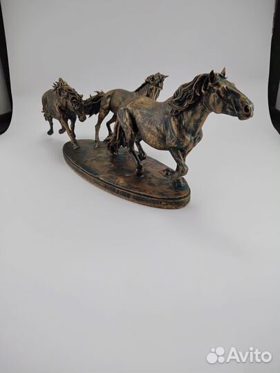 Статуэтка Статуя Кони на выгуле