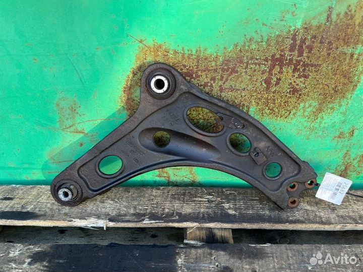 Рычаг передний правый Opel Vivaro