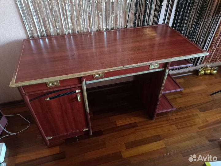 Письменный стол