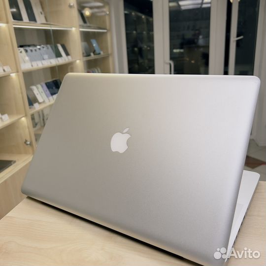 Отличный MacBook Pro 17 2010