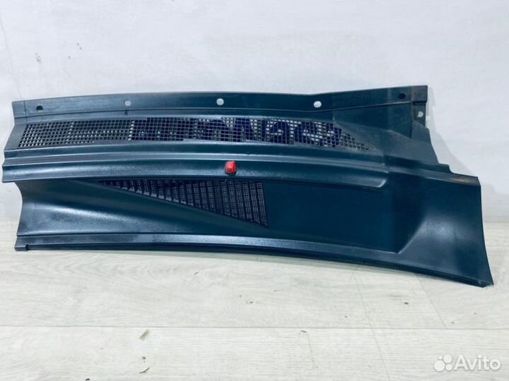 Решетка под лобовое стекло правая Nissan Armada