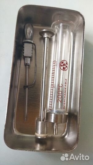 Ножницы и шприц медицинские