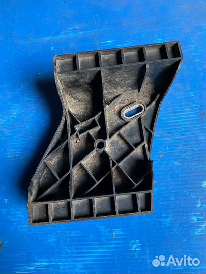 Кронштейн бампера задний правый Audi A8 D2