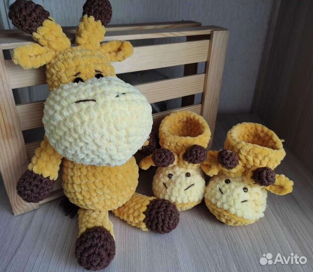 Вязанные игрушка и пинетки