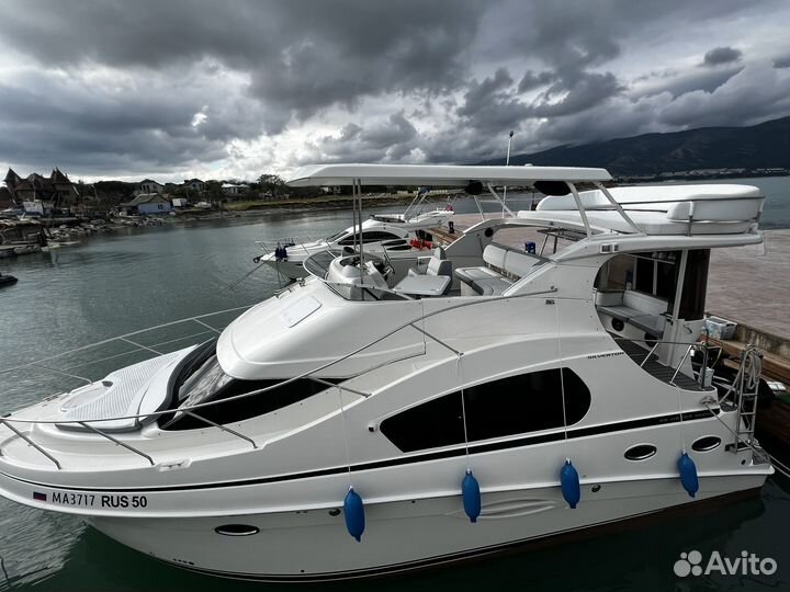 Моторная яхта с Флайбриджем