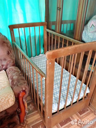 Детская кроватка с ящиком и матрасом