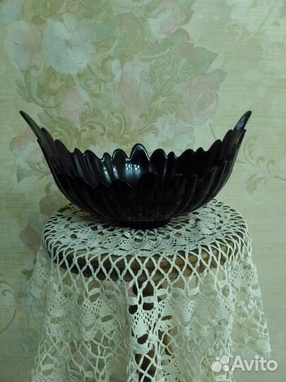 Ваза-ладья, цветное стекло, черный хрусталь,конфет