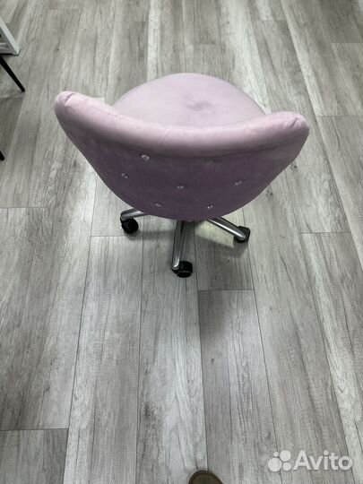 Стул для мастера маникюра бу на колесиках