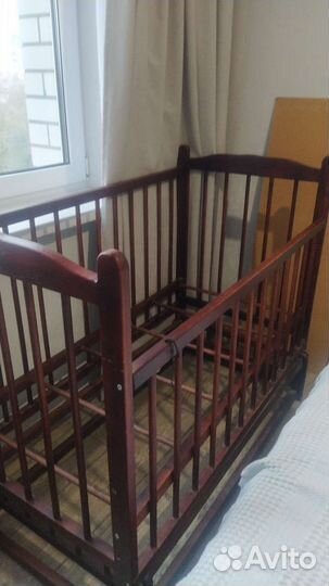 Детская кроватка с поперечным маятником