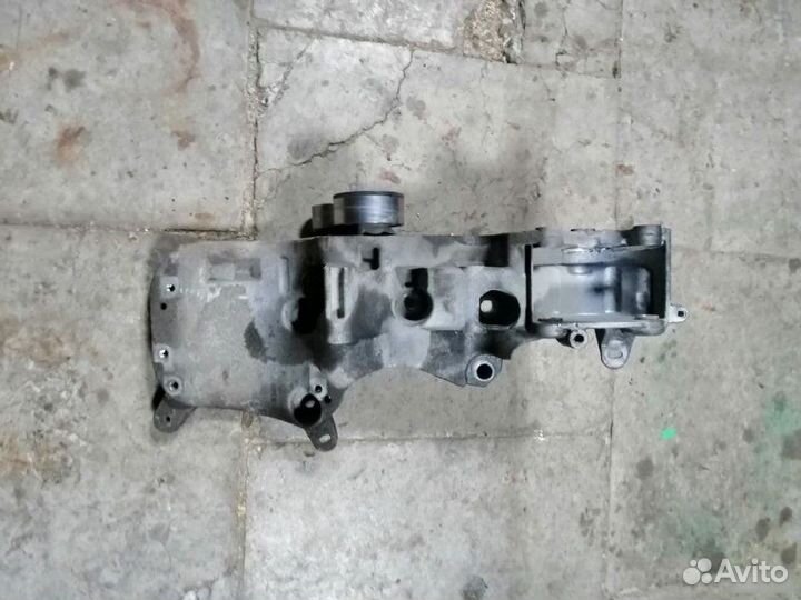 Кронштейн генератора Renault Sandero