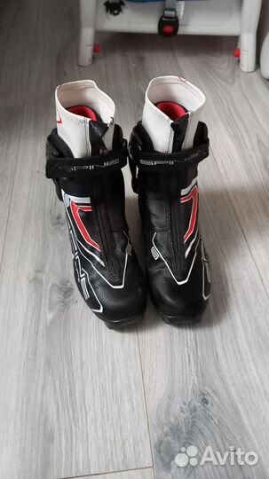 Лыжные ботинки коньковые spine