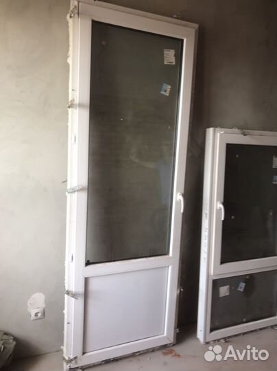 Пластиковая балконная дверь с окном