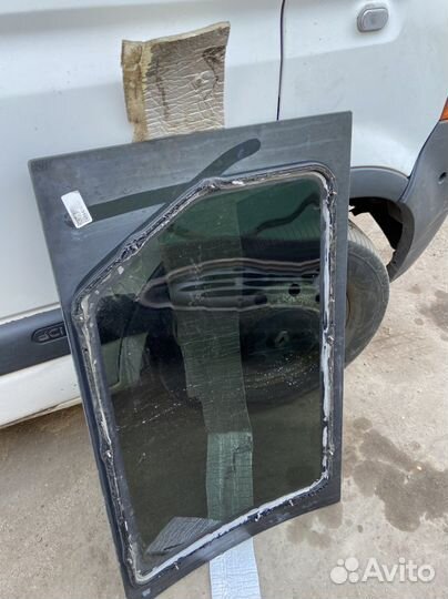 Заднее правое стекло додж караван