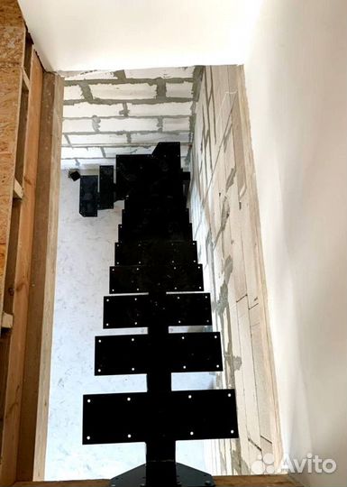 Лестница прямая на металлокаркасе