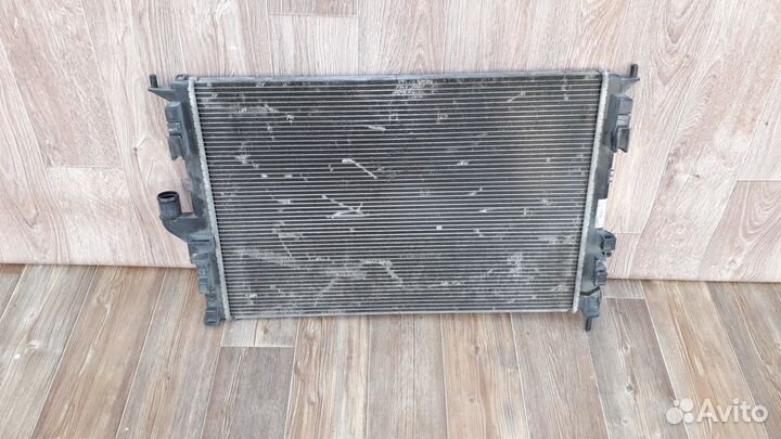 Радиатор охлаждения Renault Sandero 2011