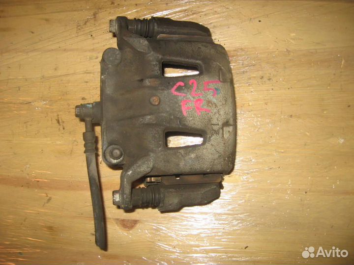 Суппорт перед право Nissan C25 Serena '05-'10 2п