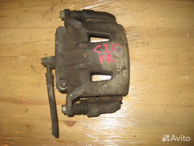 Суппорт перед право Nissan C25 Serena '05-'10 2п