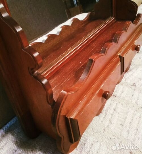 Зеркало в деревянной раме