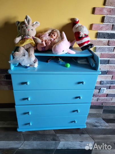 Детская кроватка и комод
