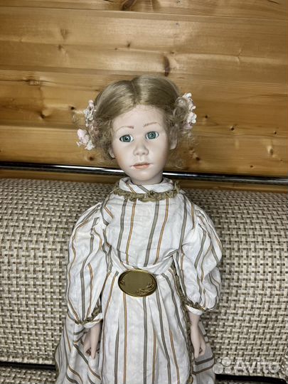 Кукла фарфоровая