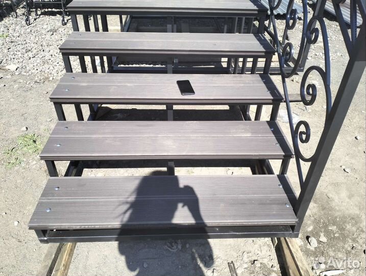 Ступени с козырьком