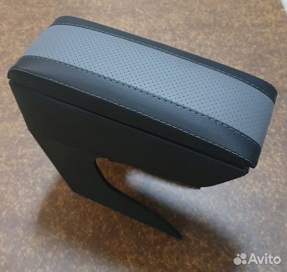 Подлокотник с серой вставкой ваз 2114