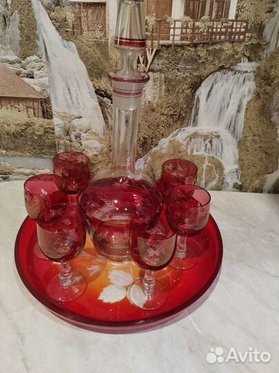 Рюмки с графином на подносе