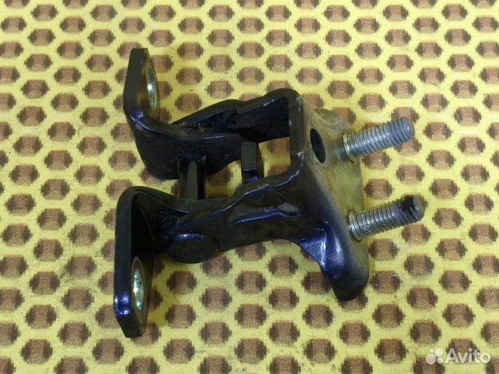 Петля двери задняя верхняя правая Mitsubishi