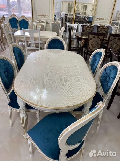 Стол и стулья