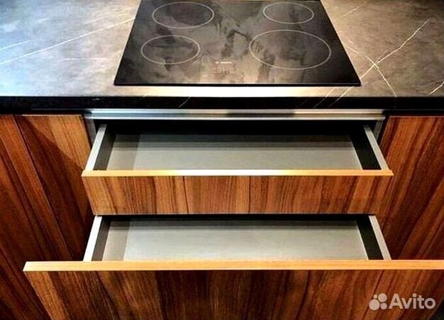 Угловой кухонный гарнитур современный