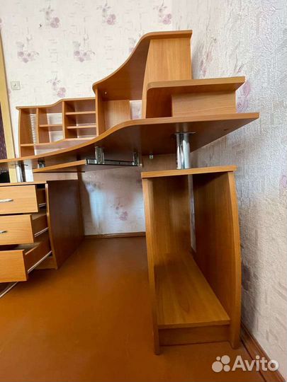 Угловой компьютерный стол