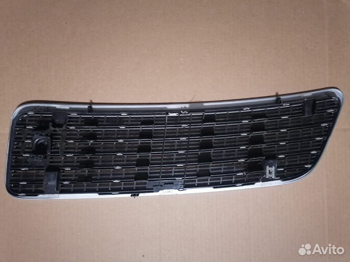 Решетка капота правая Mercedes w221