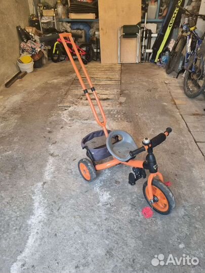 Трехколесный велосипед с ручкой